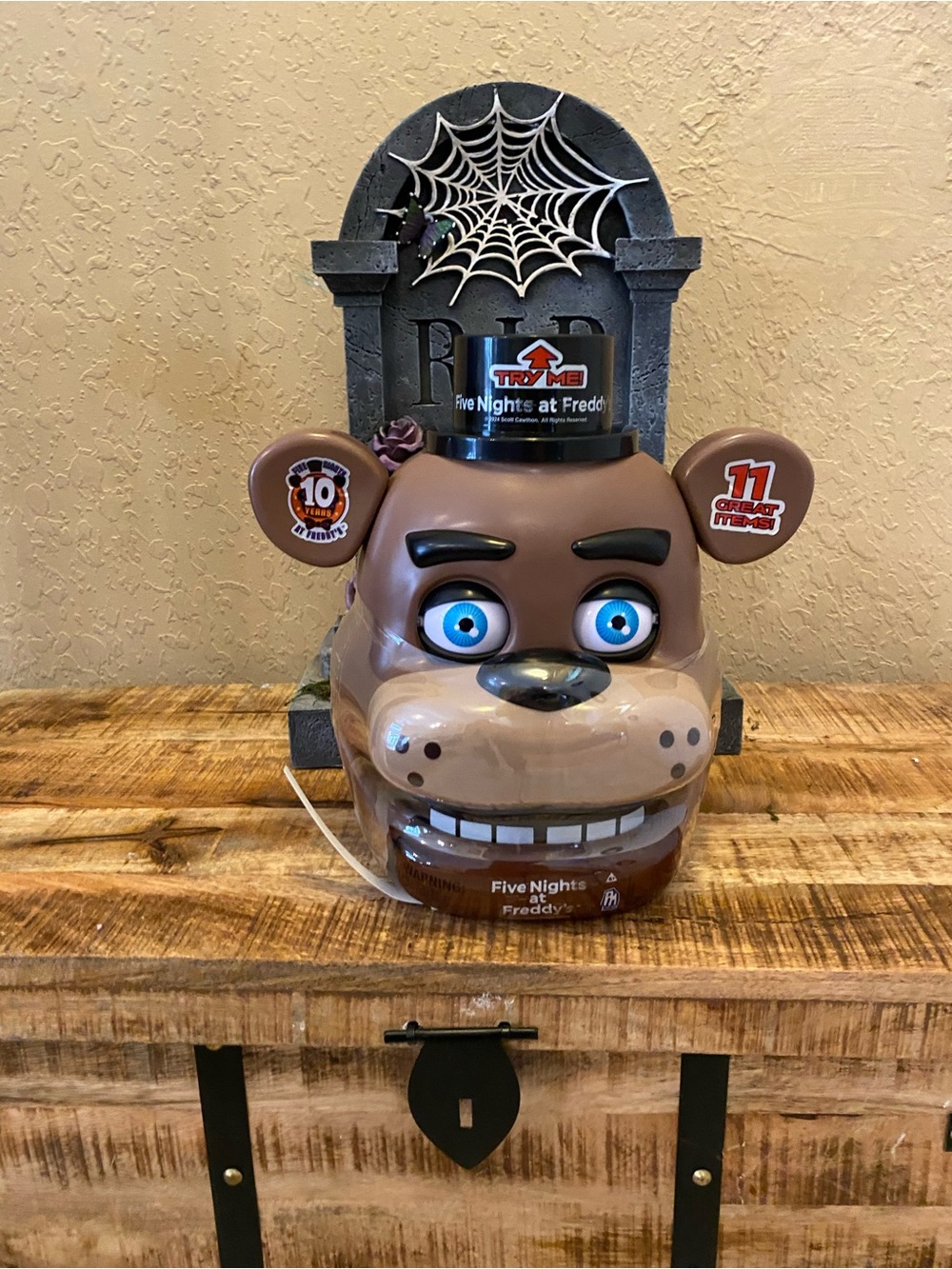 Five Nights at Freddys - 11 Great Items Inside